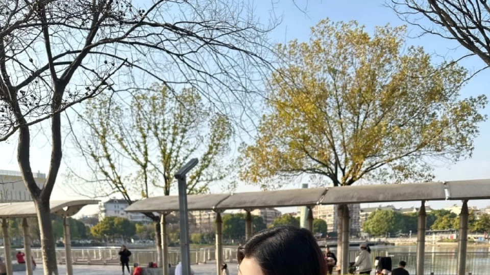 每日投稿吃瓜·反差大赛·五一每日大赛最新一期高清视频《又看见那座廊子》播放预览封面